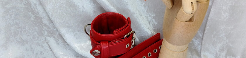 Handfesseln aus rotem Leder